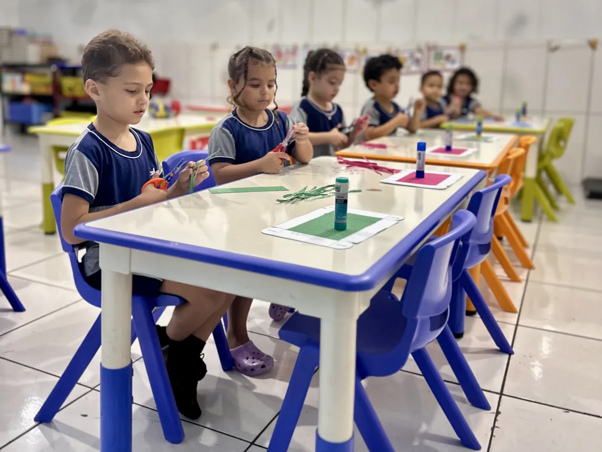 Turma da Criarte III trabalhando nas mesas da sala de aula