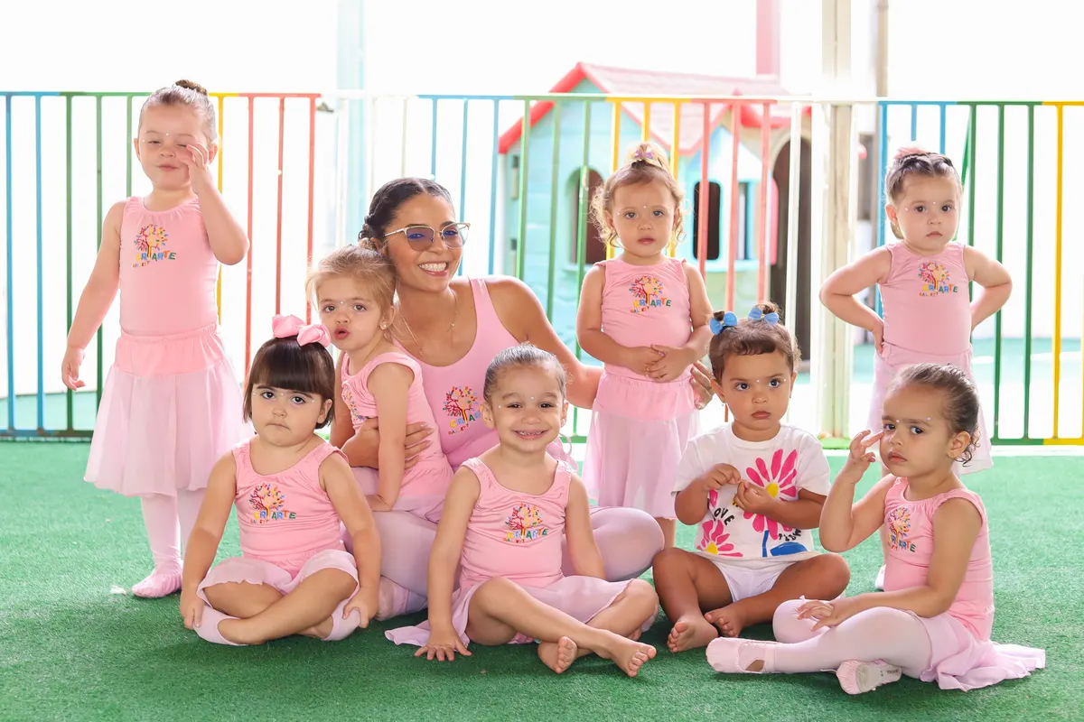 Turma de balé da Criarte I posando com a professora depois da aula